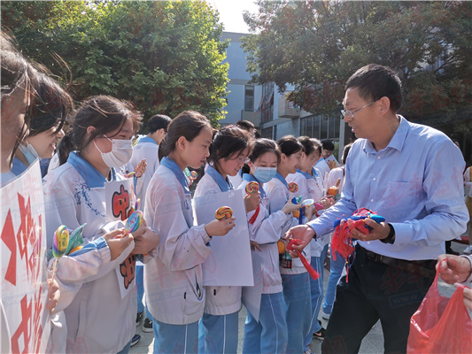 青島第二實驗初級中學(xué)怎么樣?花式助威 一舉奪魁(圖2)