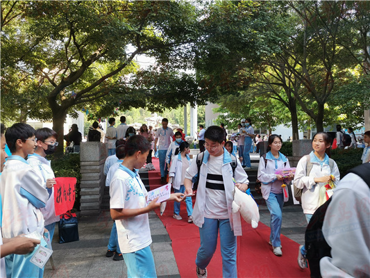 青島第二實驗初級中學(xué)怎么樣?花式助威 一舉奪魁(圖10)