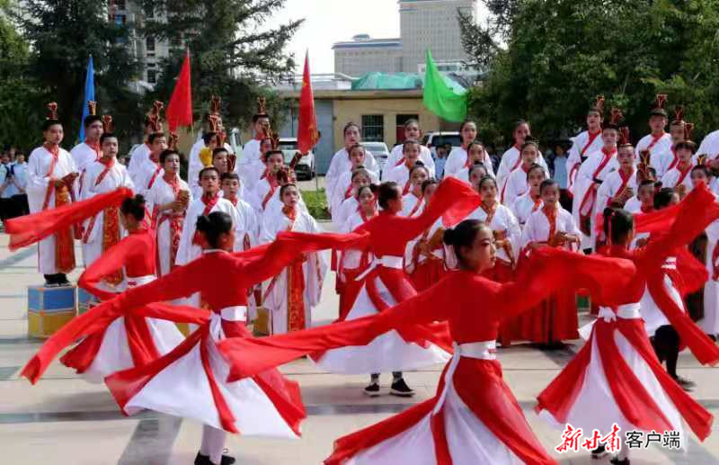 武威第十五中學(xué)“非遺進(jìn)校園傳承示范學(xué)校”揭牌(圖2) 武威第十五中學(xué)“非遺進(jìn)校園傳承示范學(xué)校”揭牌(圖2)