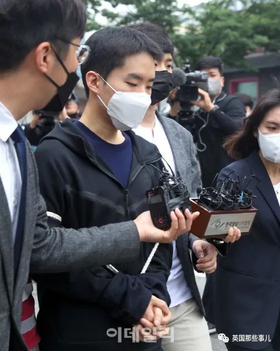 他假扮女性诱骗1300名男网友拍下2.7万个大尺度视频，8年才被抓到
