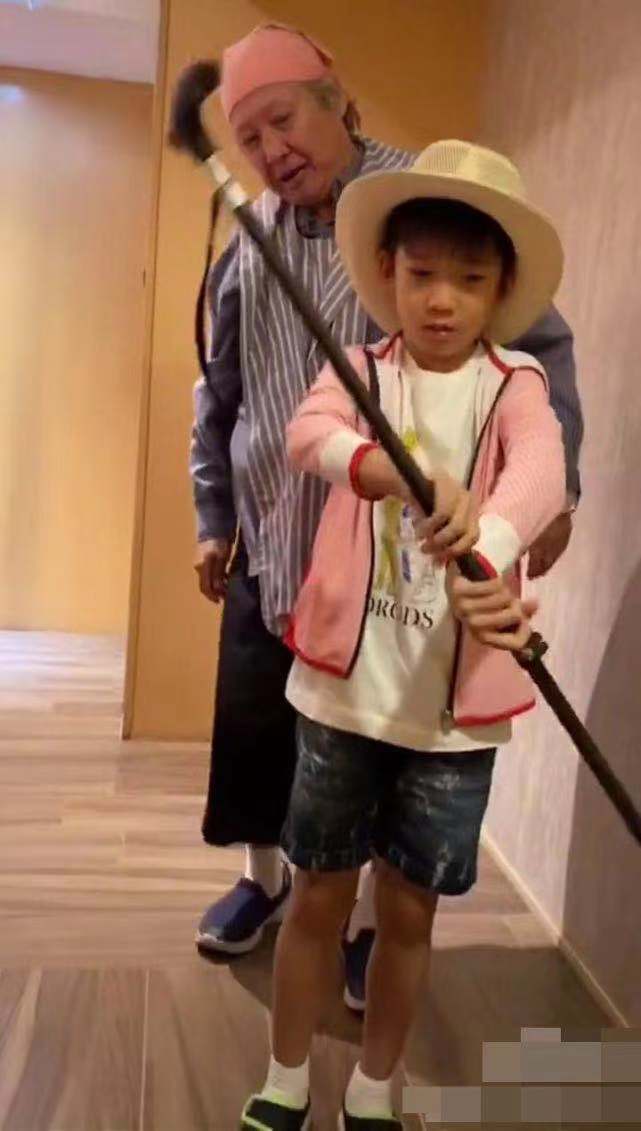 69岁洪金宝身材暴瘦，坐轮椅买菜带保镖，头发花白显沧桑