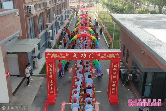 牡丹區(qū)第二十二中學(xué)舉行2021屆畢業(yè)典禮(圖1) 牡丹區(qū)第二十二中學(xué)舉行2021屆畢業(yè)典禮(圖1)