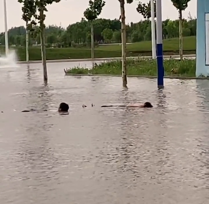 暴雨过后熊孩子躺水中泡澡 网友 只要心中有海 哪里都是马尔代夫 酷生活网