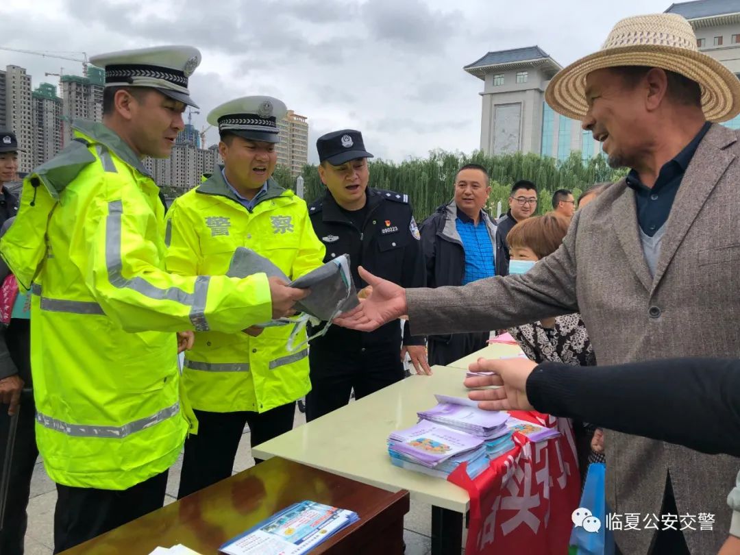 临夏公安交警借助安全生产月活动 积极开展交通安全宣传