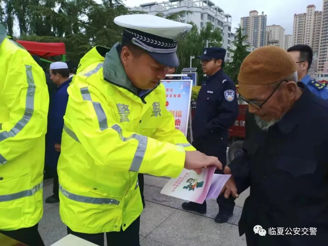临夏公安交警借助安全生产月活动 积极开展交通安全宣传