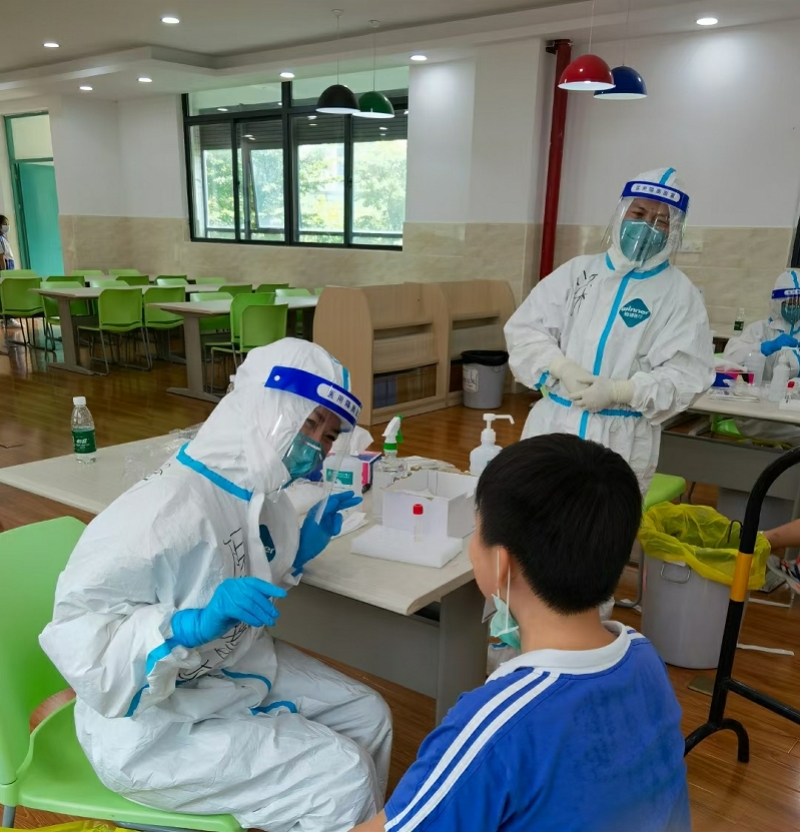 “你不认识妈妈了？”小学生核酸检测被采样护士一句话问懵