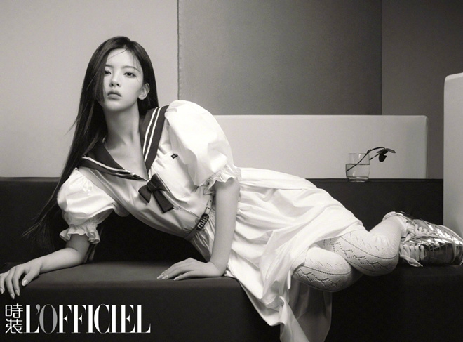 杨超越曝学院风大片 驾驭长发轻熟风造型表情单一