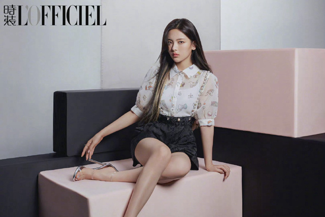 杨超越曝学院风大片 驾驭长发轻熟风造型表情单一