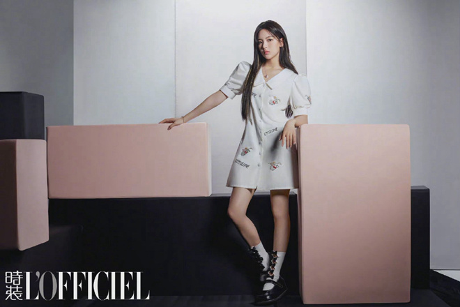 杨超越曝学院风大片 驾驭长发轻熟风造型表情单一