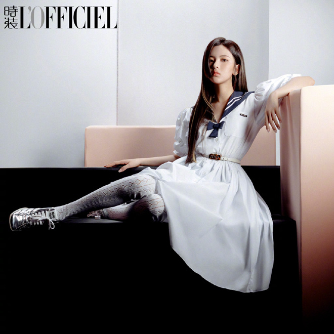 杨超越曝学院风大片 驾驭长发轻熟风造型表情单一