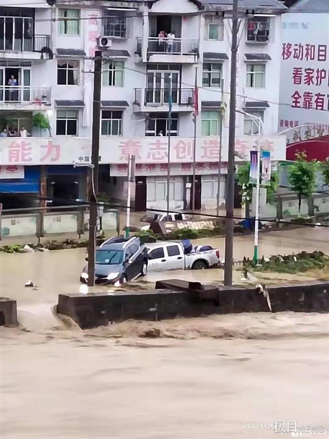 重庆石柱遭遇强降雨，桥梁护栏被冲毁，汽车随水漂走