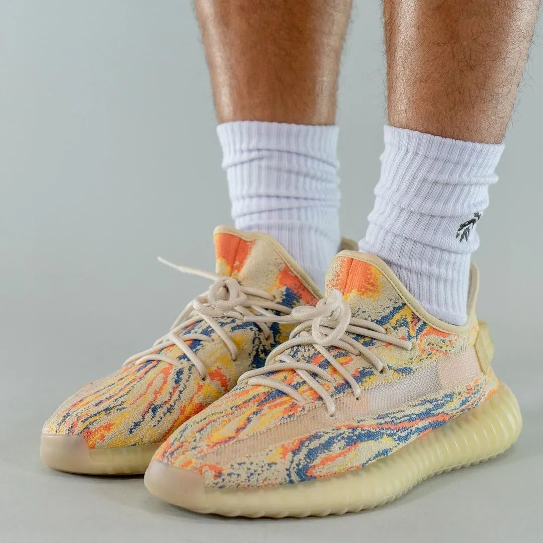 上脚曝光！全新「暴龙兽」Yeezy 350 V2 十月发售