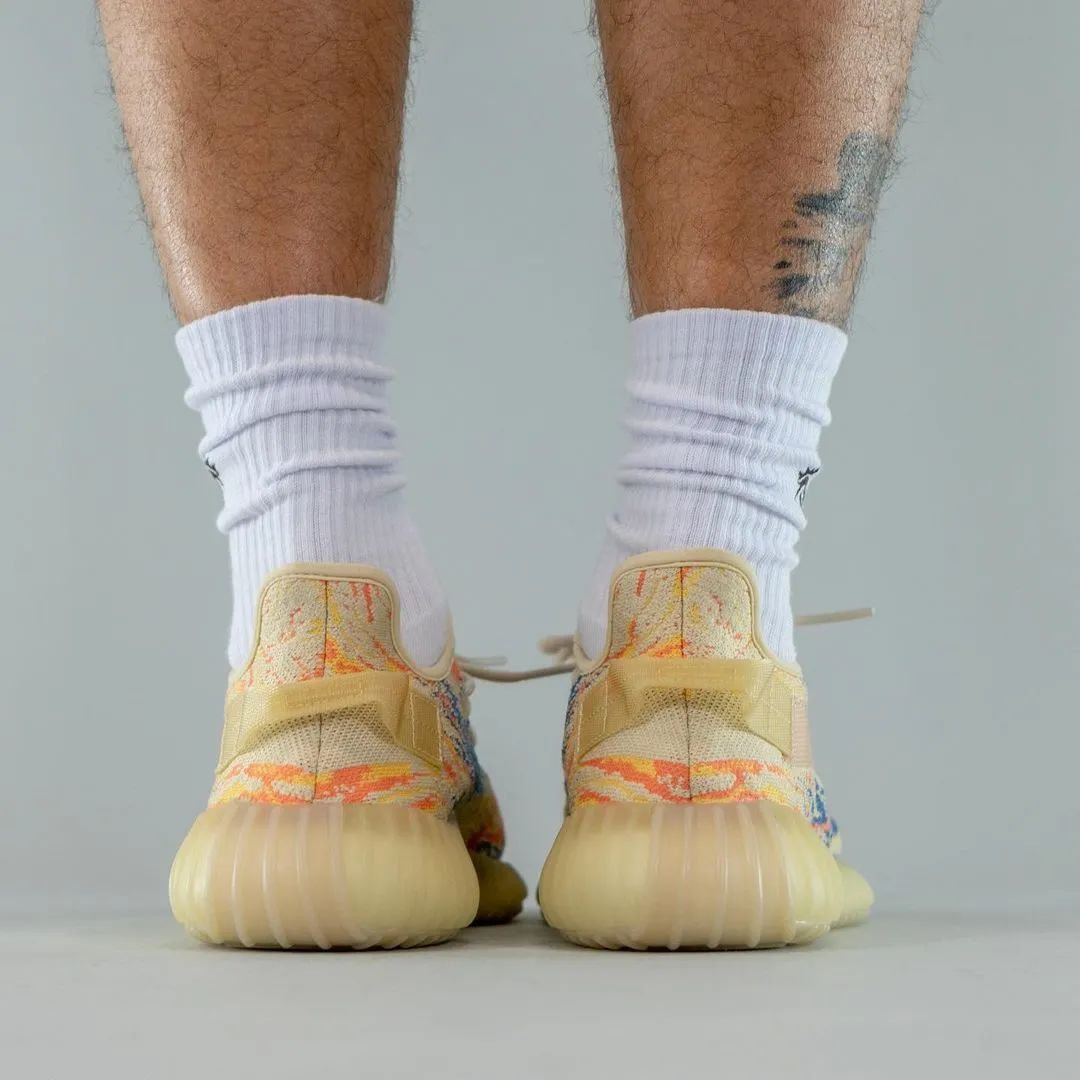 上脚曝光！全新「暴龙兽」Yeezy 350 V2 十月发售