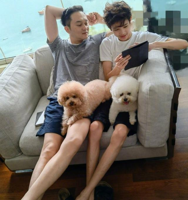 袁咏仪晒14岁儿子帅照，烫卷发似混血，身高直逼张智霖，大长腿吸睛