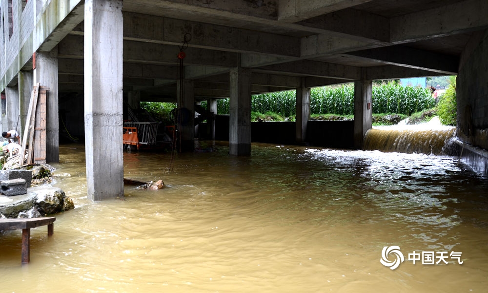 百色市隆林县隆或镇24日凌晨遇特大暴雨  来源：天气推送