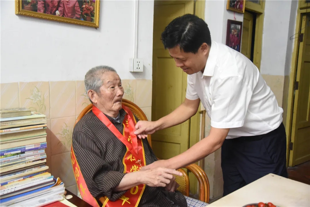 吴文恩任仙游县委书记并于当天走访机关干部看望慰问部分离退休老同志