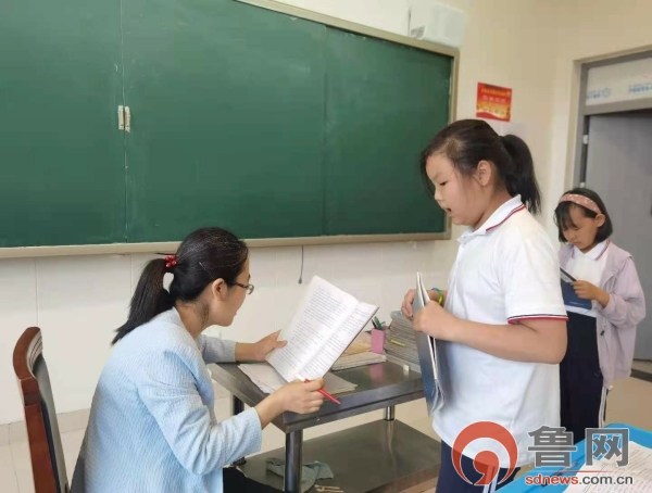 東營勝利第五十八中學(xué)舉行經(jīng)典誦讀考級活動(圖2) 東營勝利第五十八中學(xué)舉行經(jīng)典誦讀考級活動(圖2)