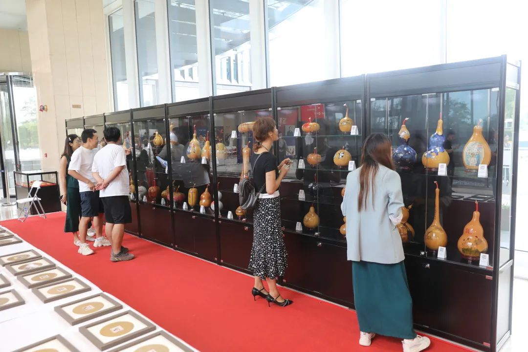 以传统文化致敬百年奋斗，南方商圈又添特色主题艺术展，非遗传承人、内画艺术家都来了