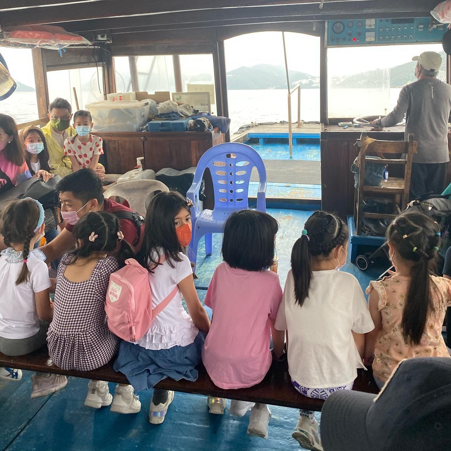 梁咏琪携女儿出门郊游，6岁Sofia身高出挑，足足高了同学一个头