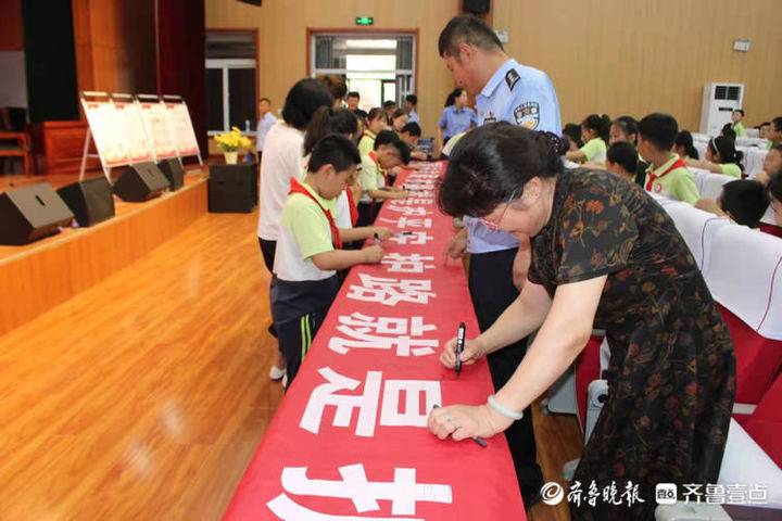 东昌府区嘉明实验小学:爱路护路宣传活动(图2)