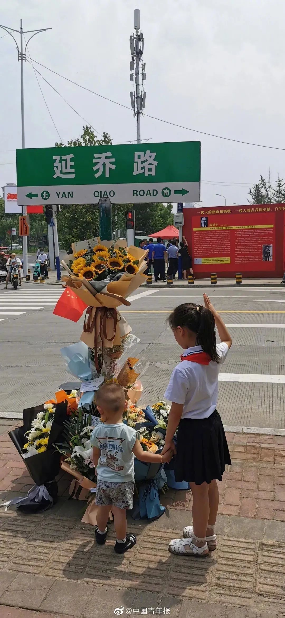 瞬间破防！延乔路路牌下摆满鲜花