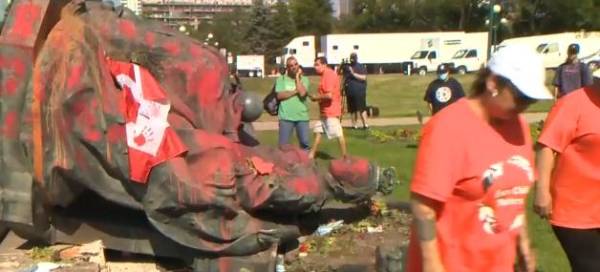 原住民儿童遗骸不断被发现，加拿大抗议者推倒英国女王雕像