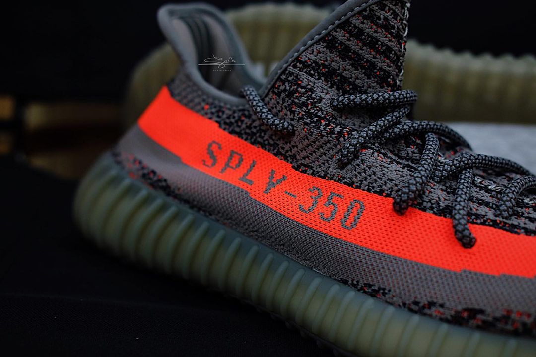 最新实物曝光！「灰橙满天星」Yeezy 350 V2 越品越上头