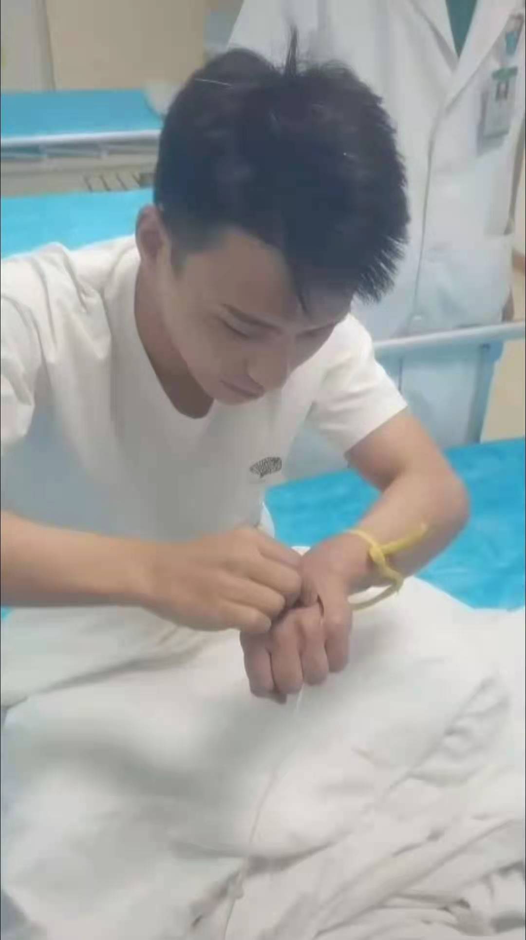 大型社死现场！帅气医生醉酒后给自己打针被女同事“曝光”，网友：单身吗