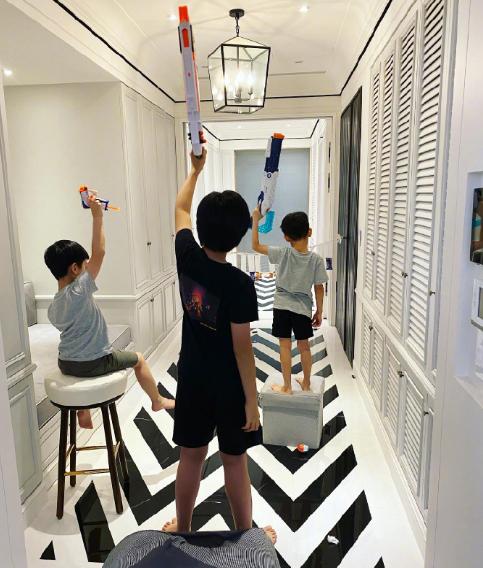 46岁林志颖晒孩子居家玩耍照，双胞胎儿子白净可爱，豪宅意外曝光