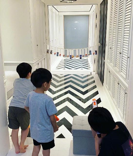 46岁林志颖晒孩子居家玩耍照，双胞胎儿子白净可爱，豪宅意外曝光