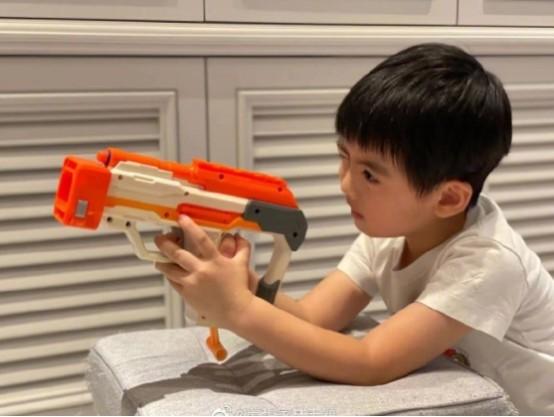 46岁林志颖晒孩子居家玩耍照，双胞胎儿子白净可爱，豪宅意外曝光