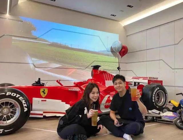 46岁林志颖晒孩子居家玩耍照，双胞胎儿子白净可爱，豪宅意外曝光