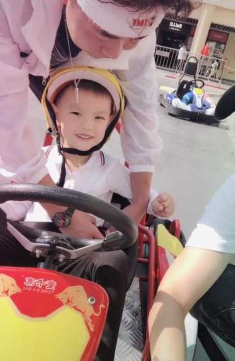 谢杏芳带儿子游泳不见林丹，小羽身高优越模样似妈妈，被催生二胎