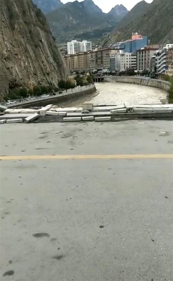 甘肃舟曲一跨江大桥桥栏风雨中倒塌，具体原因正在调查