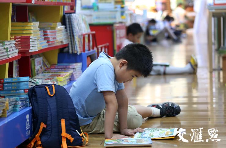 南京桑拿（南京桑拿天持续书店内萌娃看书萌态百出）