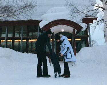 黄晓明带儿子现身机场，小海绵可爱满分，此前还被质疑没时间陪孩子