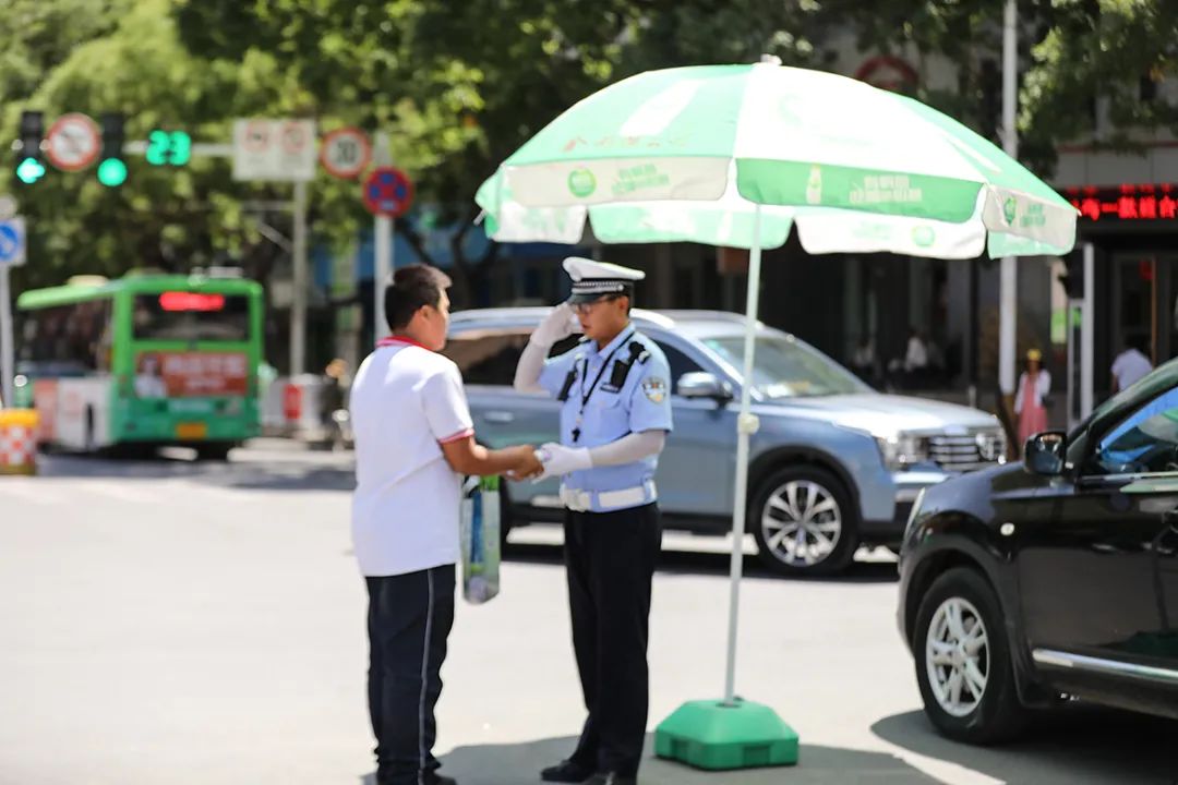 【图说警事】烈日“警”色
