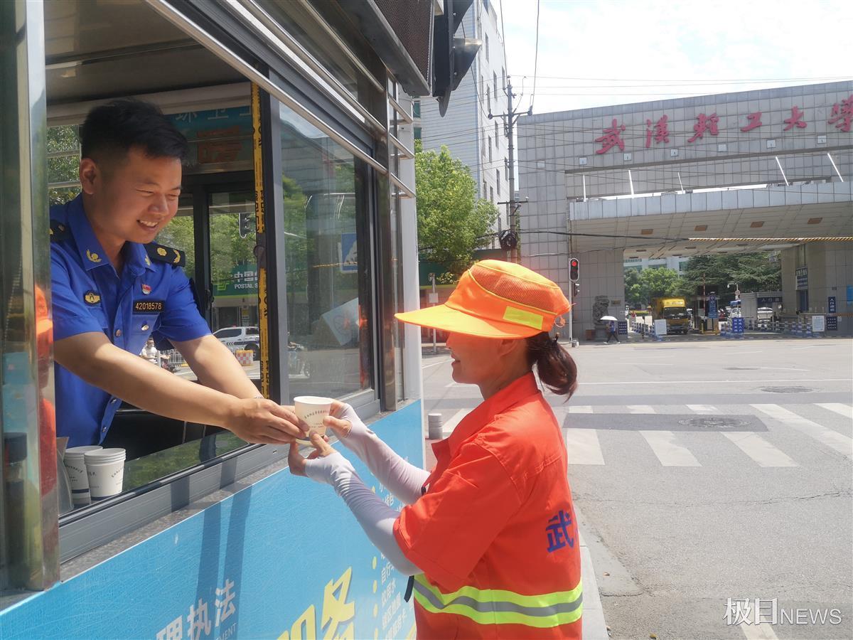 高溫天氣，城管聯(lián)合10家門店設“愛心驛站”，請環(huán)衛(wèi)工納涼