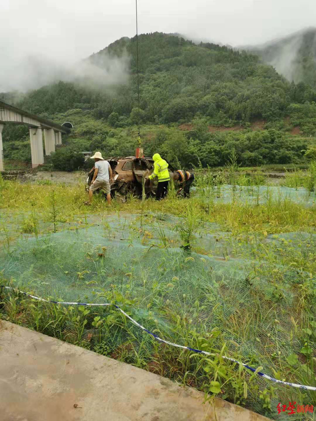 成都金堂沱江中捞出一辆奥迪车 疑为一年前失联的车辆