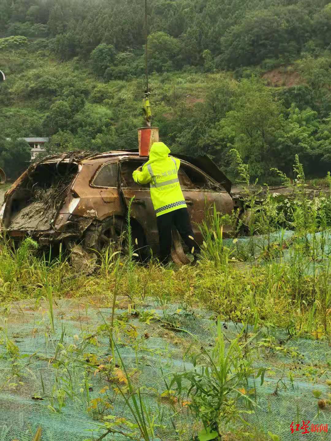 成都金堂沱江中捞出一辆奥迪车 疑为一年前失联的车辆-第3张图片-大千世界