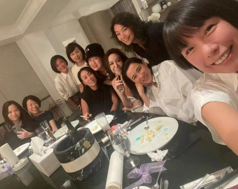 那英与姐妹聚会手夹香烟似大佬 杨坤现身被女友人搭肩抿嘴不敢笑