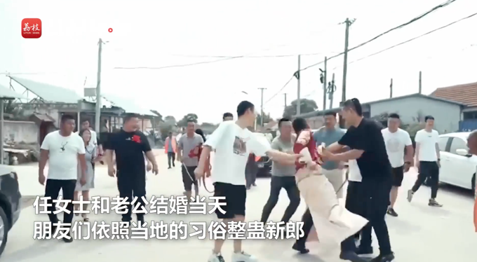 新郎遇婚闹被绑电线杆，新娘拿棍子帮其解围！网友：真解气