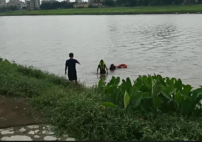 悲剧又起！老公和9岁儿子就在她2米之外！瞬间没了……