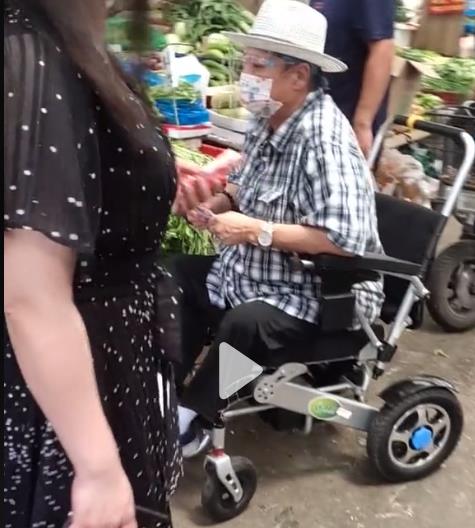 69岁洪金宝身材暴瘦，坐轮椅买菜带保镖，头发花白显沧桑