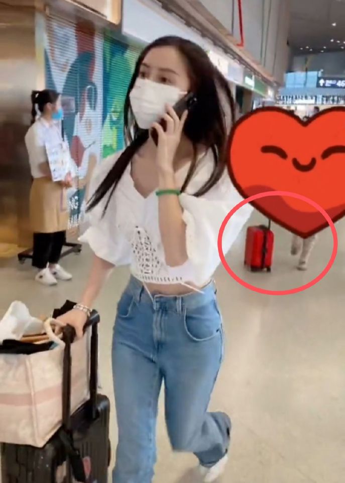 黄晓明带儿子现身机场，小海绵可爱满分，此前还被质疑没时间陪孩子