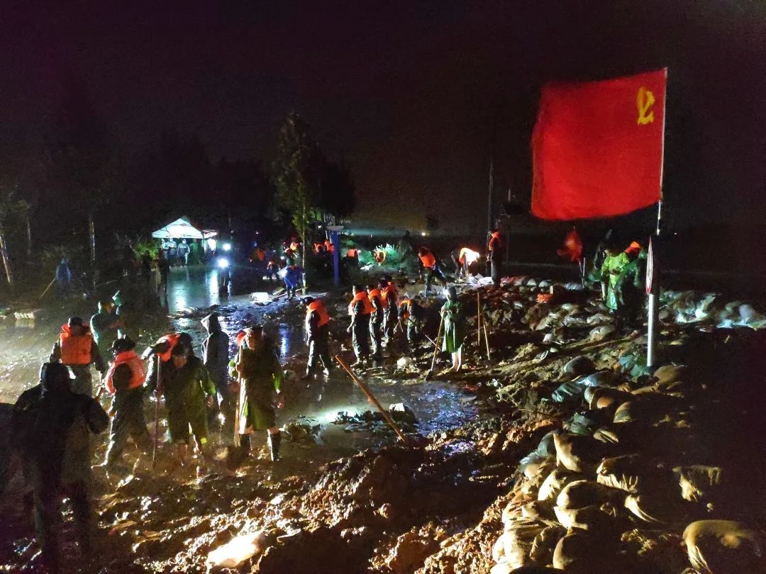 罕见暴雨致郑州地铁12人死亡，郭家咀水库存严重溃坝风险，正疏散群众