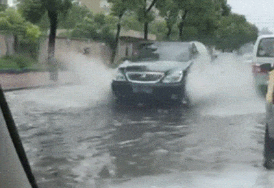 雨天开车溅人一身水，违法