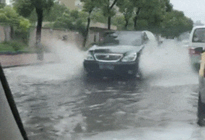 雨天開車濺人一身水，違法