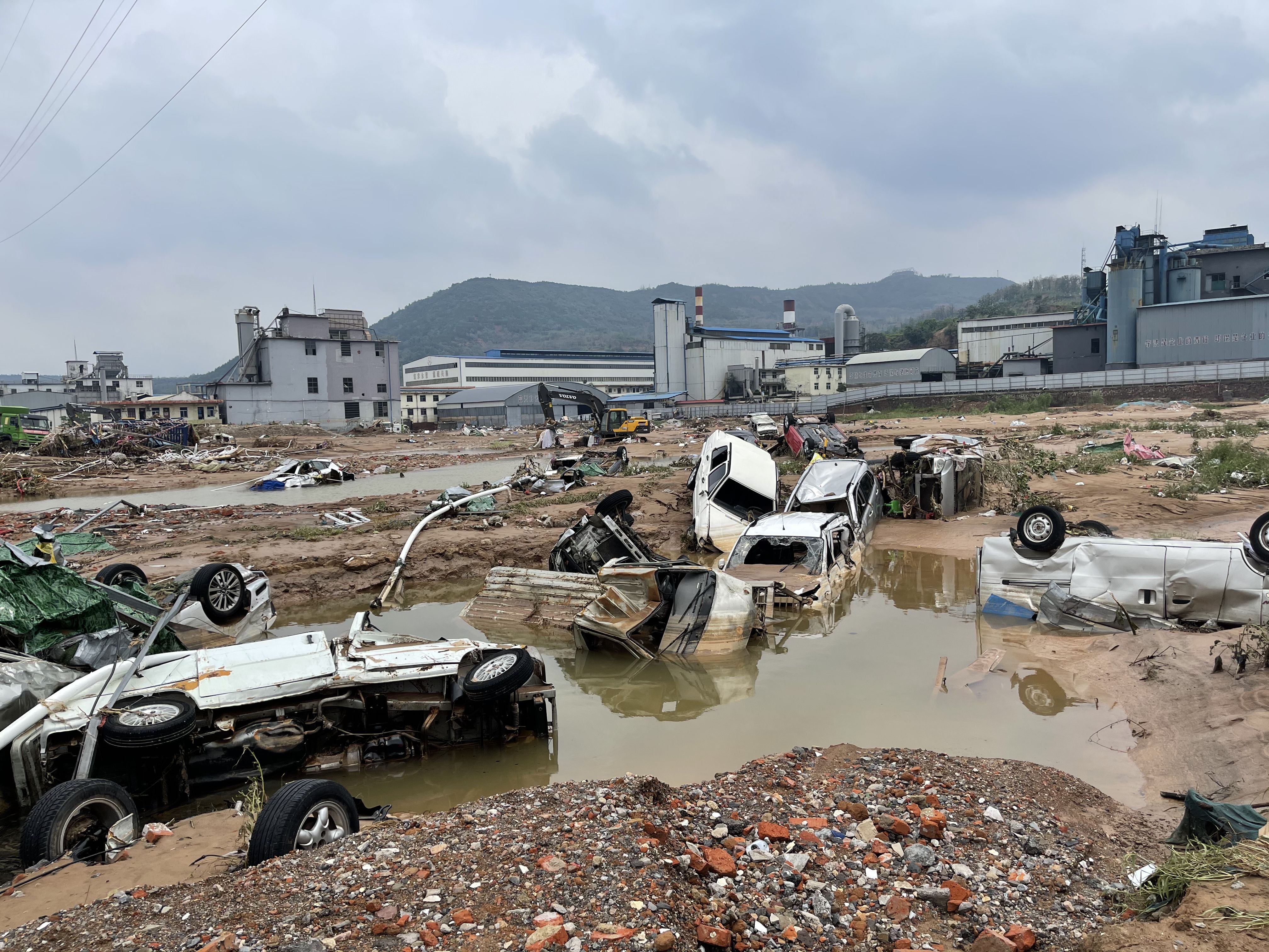 郑州巩义米河镇：洪水冲塌七层楼房，多支救援队伍抵达“孤岛”