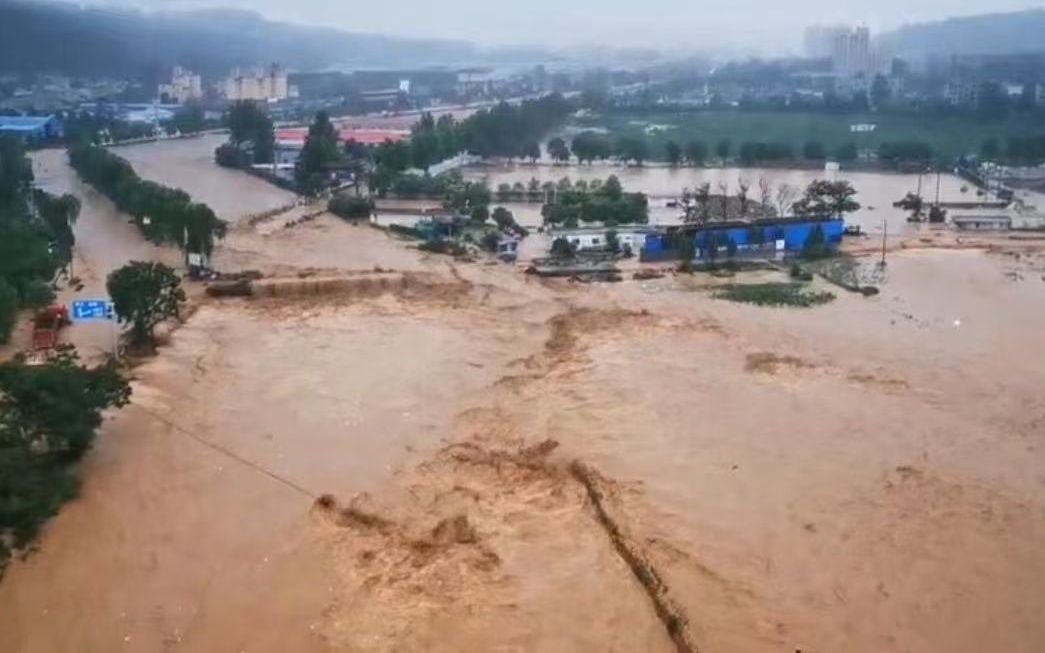 郑州巩义米河镇：洪水冲塌七层楼房，多支救援队伍抵达“孤岛”